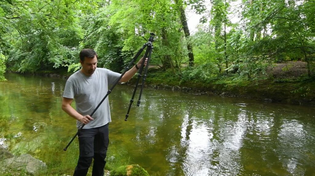 Julien Bukowski, photographe de paysage, avec son trepied sur le terrain